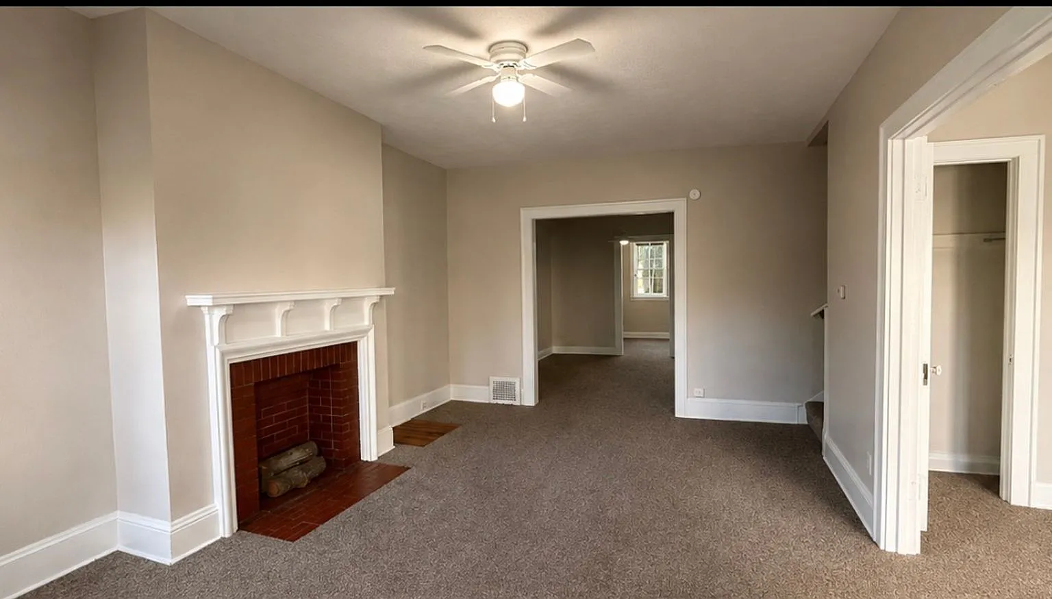 Four bedroom one bathroom townhouse for rent — Photo 2