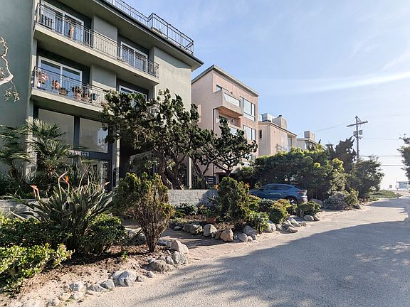 Beach Condo of 28 Privateer St, unit 4, Marina del Rey, CA 90292 listed by listing agent, Eva Lee with Coldwell Banker Hallmark Realty.