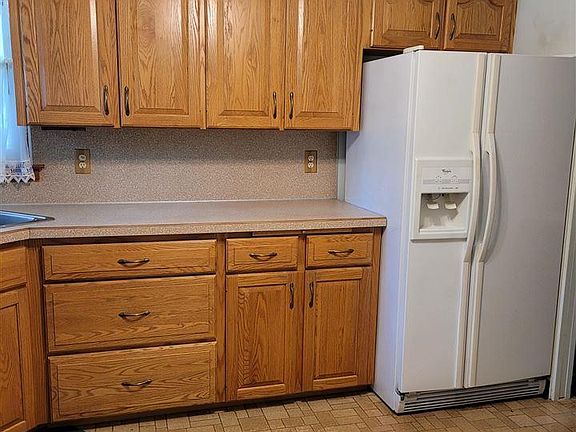 3rd image of 519 Jameson St