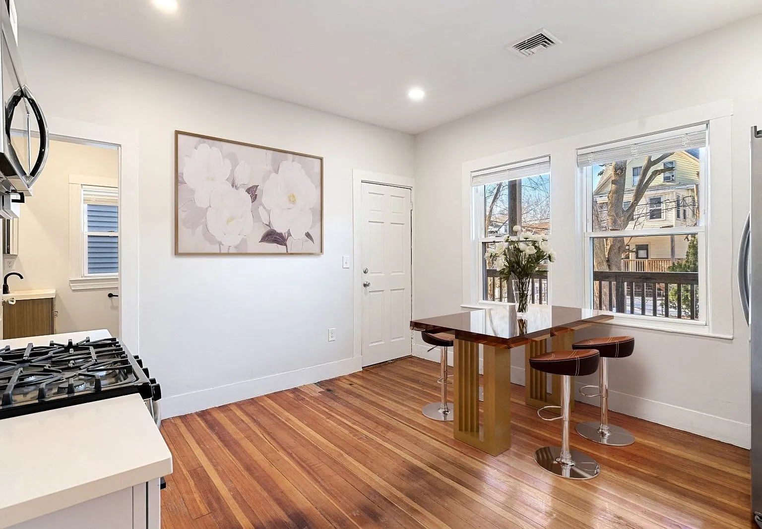 4 bed, 2.0 bath, 1400 sqft, $4,000 — Photo 4