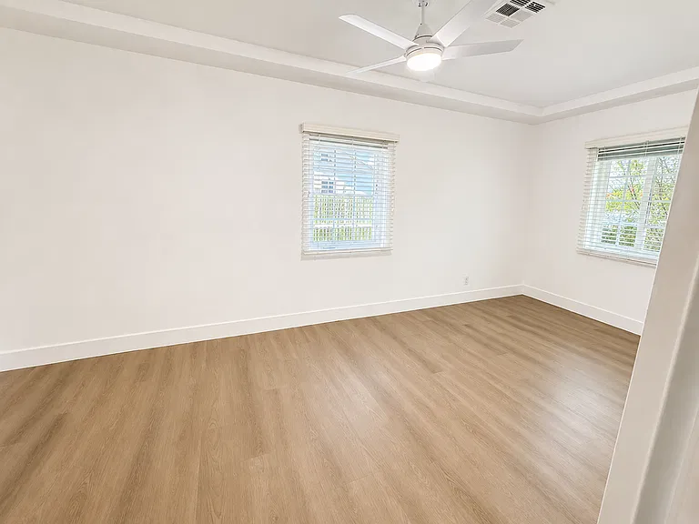 917 N Mariposa St — Photo 17