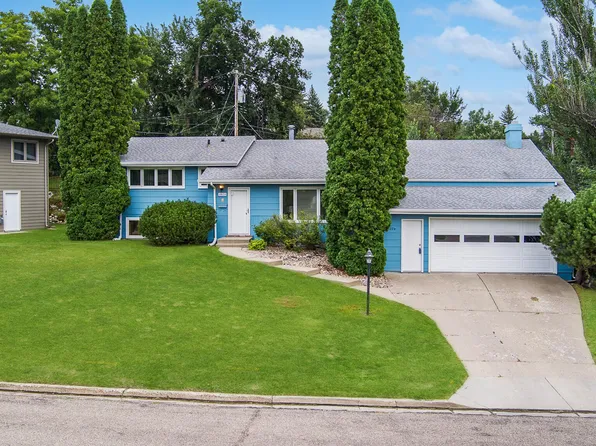 1024 Crescent Ln, Bismarck, ND 58501