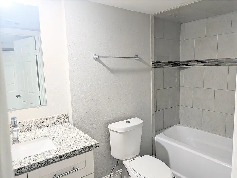 813 1/2 Alexander St #1 — Photo 7