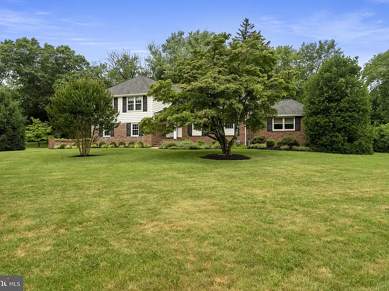 1026 Waltham Rd — Photo 2