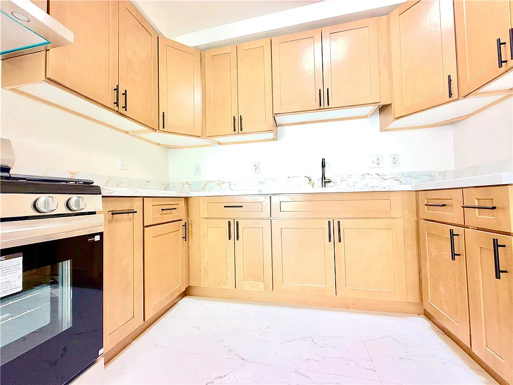 2 bed, 915 sqft, $3,250 — Photo 3