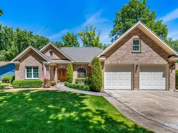 8714 Oakwood Dr, Crystal Lake, IL 60014