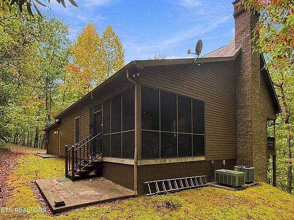 3rd image of 521 Jefferson Rd