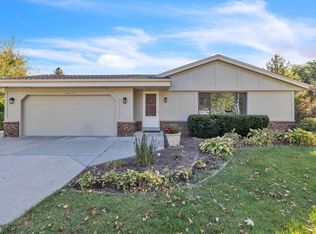 W284N6676 Hawthorne Rd, Hartland, WI 53029