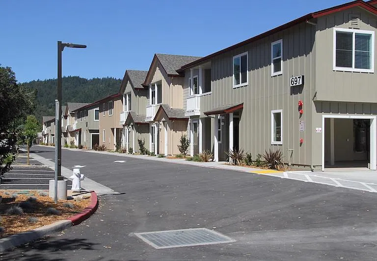 699 S Cloverdale Blvd — Photo 2