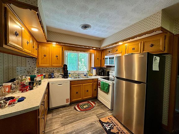 2nd image of 122 Saint Charles St