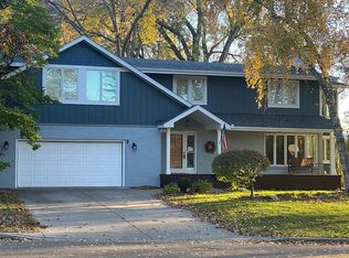 1200 Sextant Ave W, Roseville, MN 55113