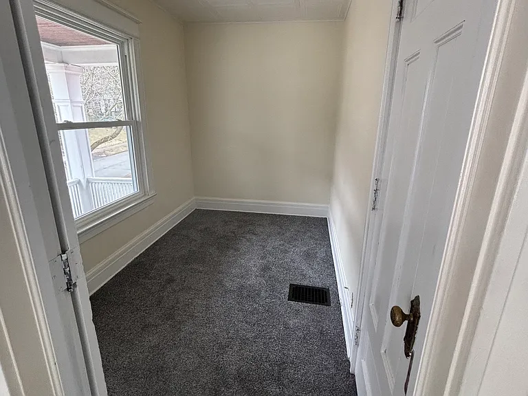 327 Laburnam Cres — Photo 7