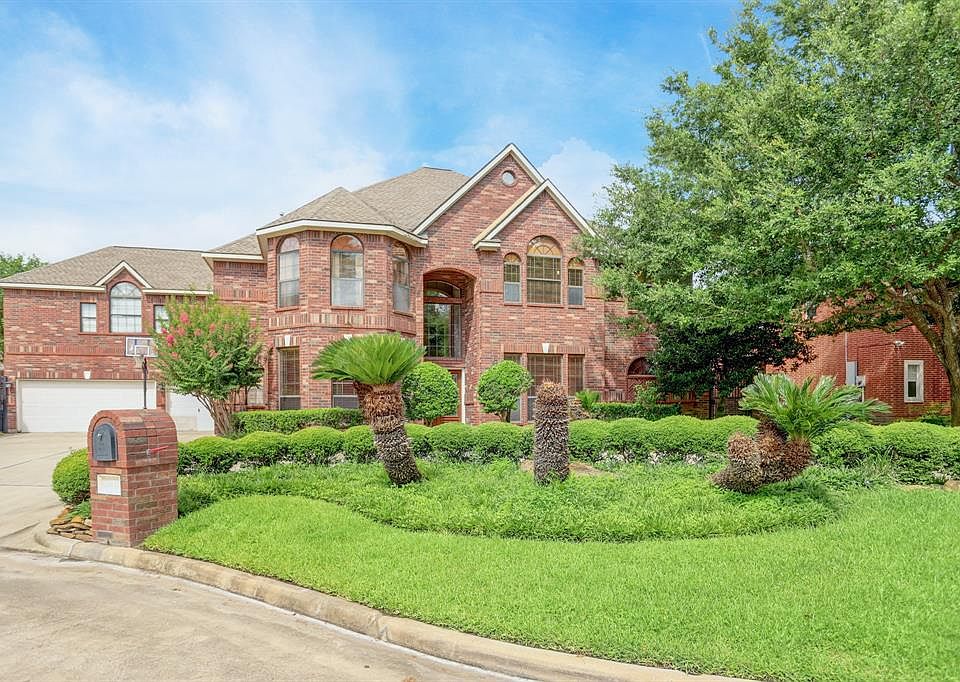 Front view of this gorgeous estate at 18830 Forest Elms Dr