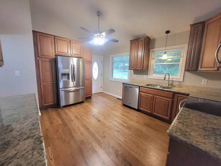 825 Jonathan Ln — Photo 15
