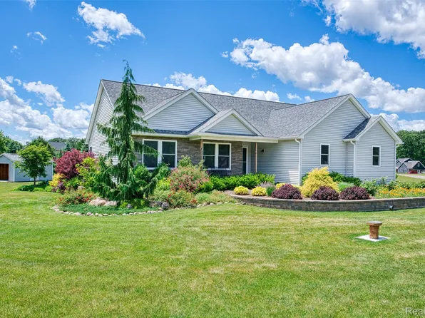 7701 Hidden Circle Dr, Byron, MI 48418