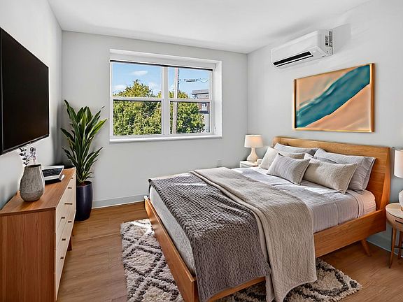 3rd image of 2040 Atwood Ave #201