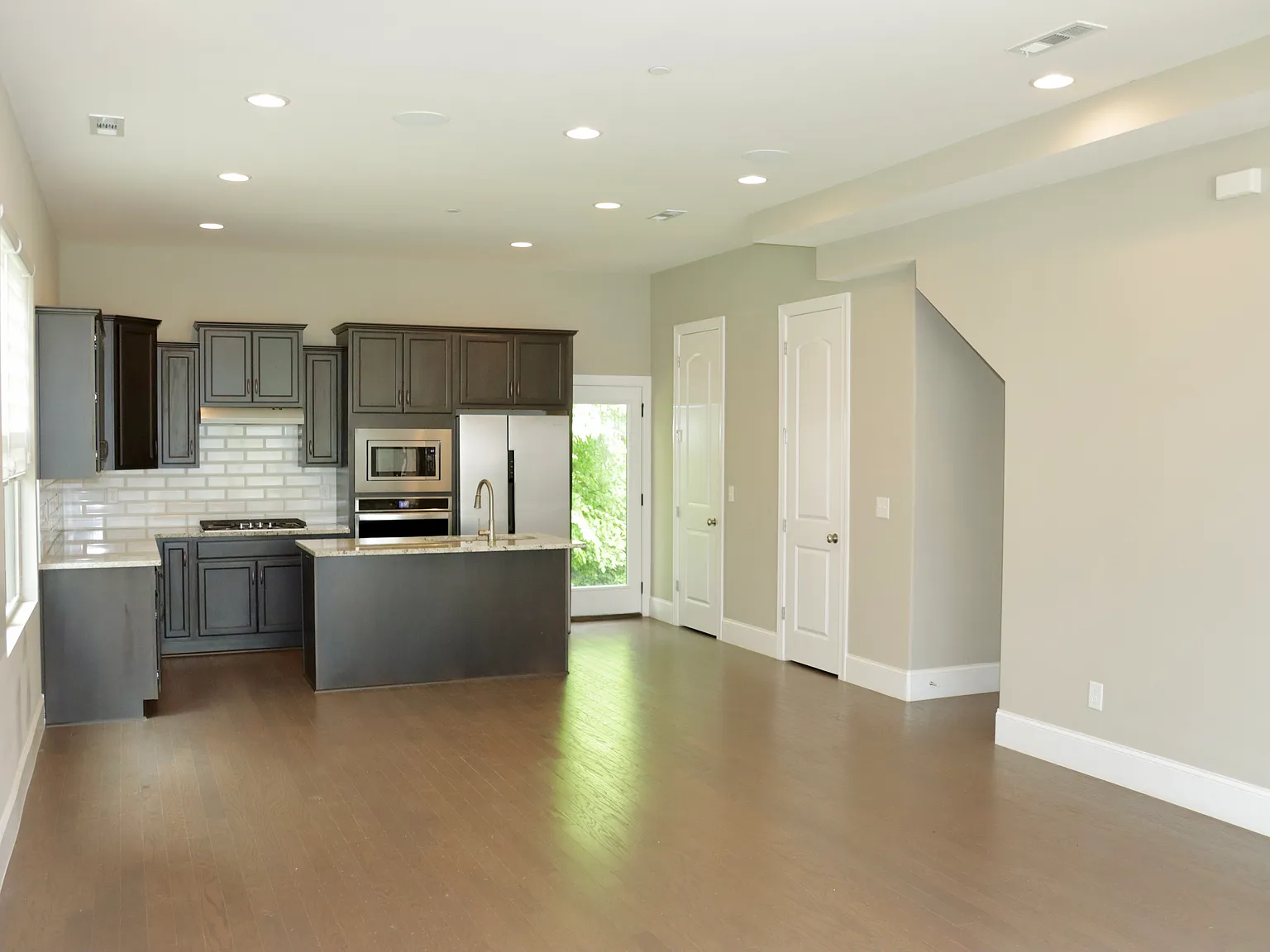 3 bed, 2.5 bath, 1306 sqft, $1,995 — Photo 2