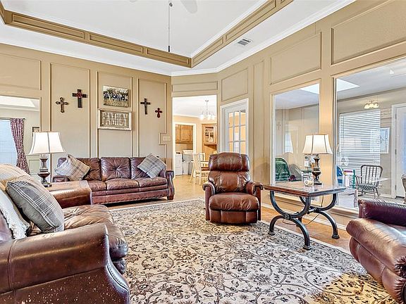 5th image of 815 Forest Edge Ln