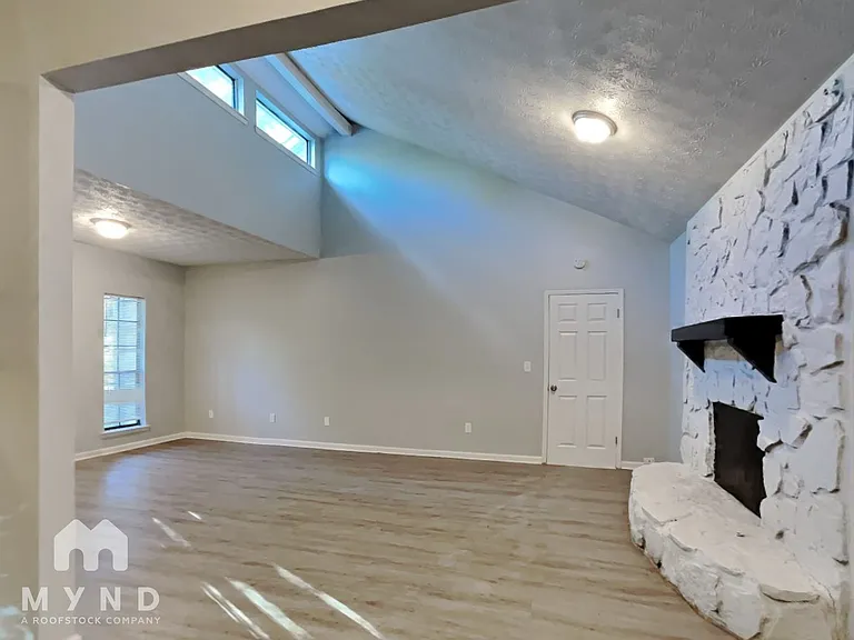 3047 Brook Hollow Dr — Photo 7