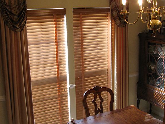 Dining room/Wood blinds example 