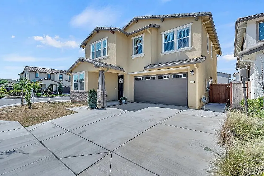 5 bed, 2222 sqft, $4,390 — Photo 2