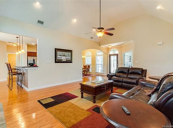 3rd image of 985 Clear Creek Cir