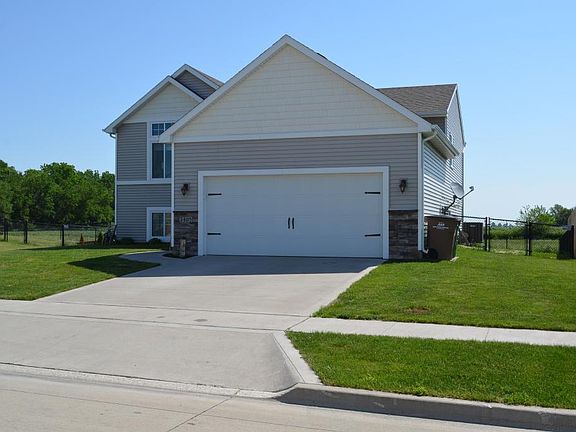 3rd image of 3405 Hawthorn Dr SW