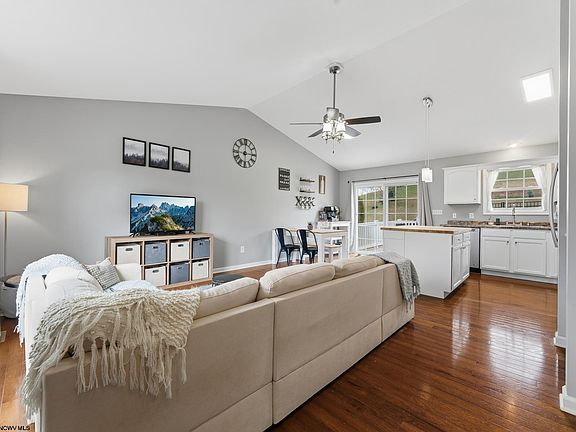 3rd image of 426 Oakmont Ct