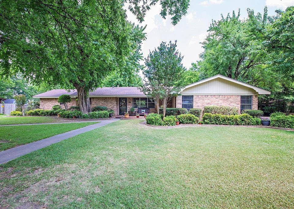 1307 S Locust St, Clarksville, TX 75426 | Zillow