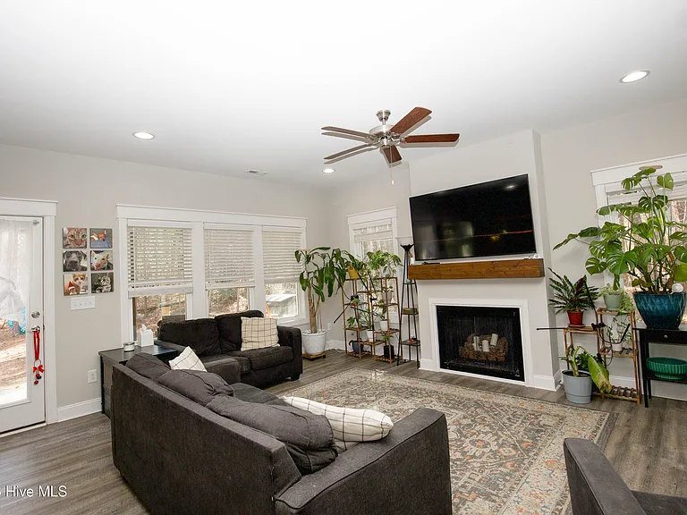 643 Lilac Ln — Photo 7
