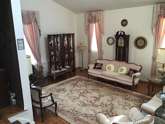 Living room w/ furniture