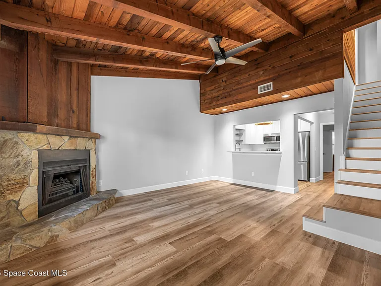 111 Columbia Dr — Photo 1