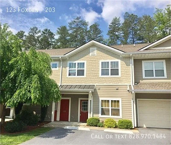 Amazing Townhouse in prime location!! — Photo 1