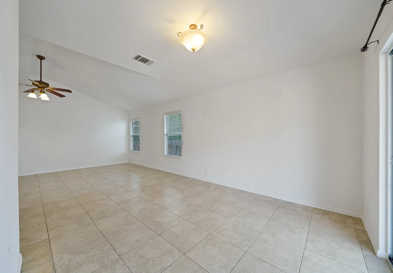 3 bed, 2.0 bath, 1549 sqft, $1,795 — Photo 3