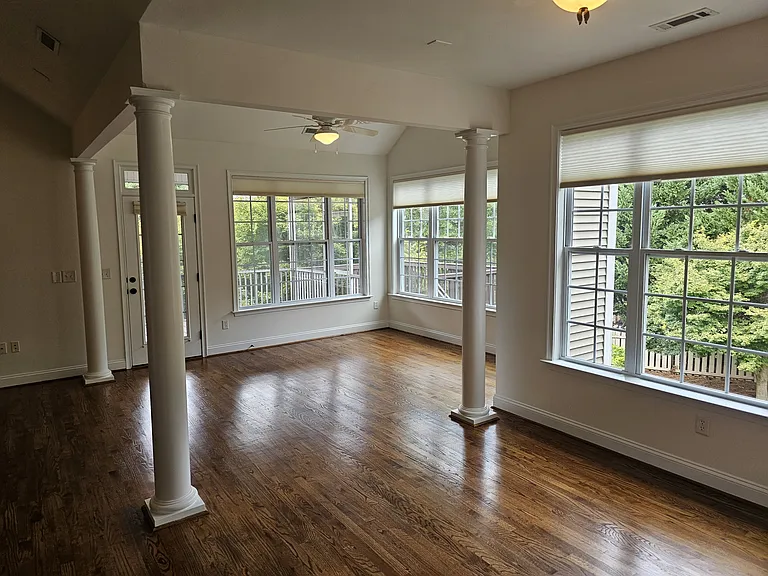 212 Medford Dr — Photo 6