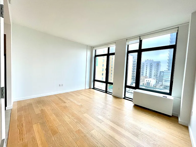 4107 Crescent St #4D — Photo 2