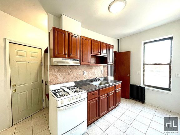5th image of 709 Henry St #3A