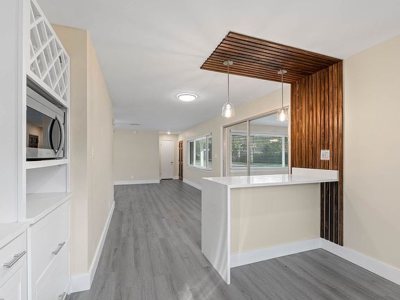 3rd image of 700 Oakland Rd