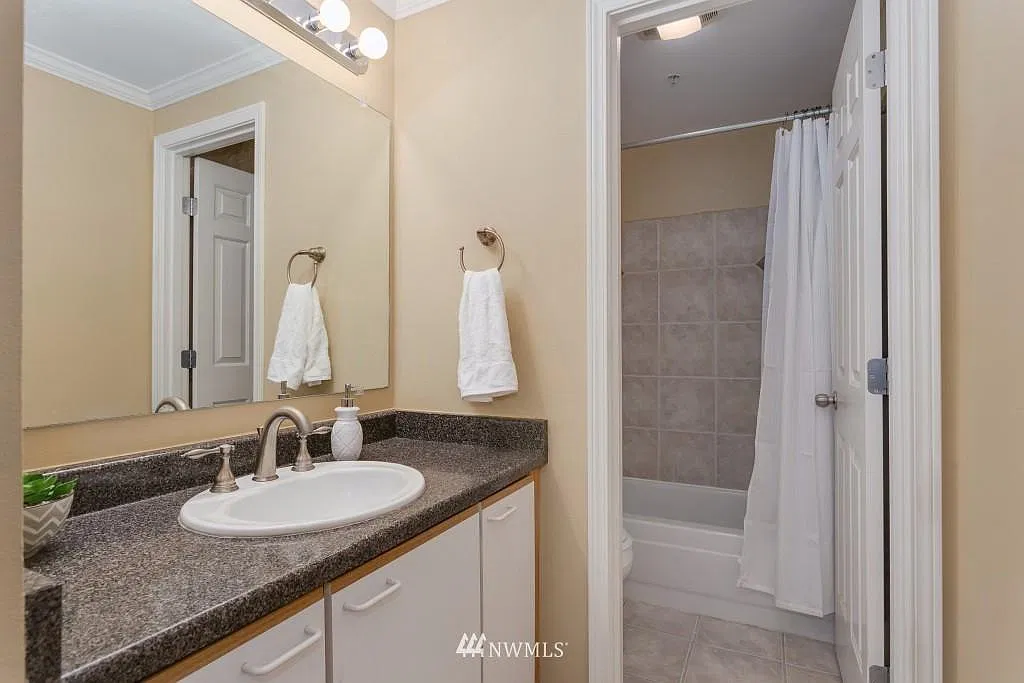 2 bed, 938 sqft, $2,100 — Photo 2