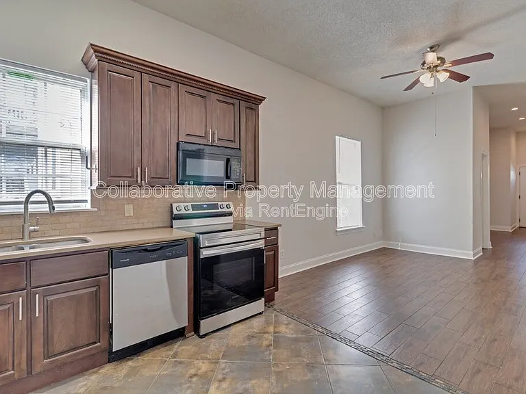 419 E 31st St — Photo 3