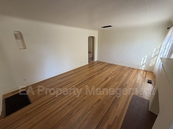 4th image of 921 Dartmouth Dr NE