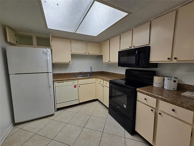 561 Fairways Cir #A — Photo 7