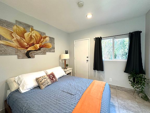 3rd image of 6036 Capistrano Ave