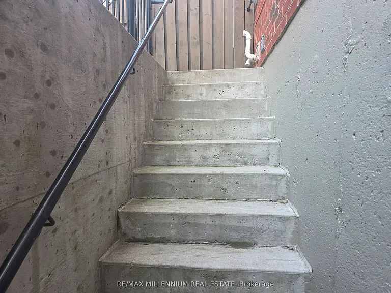 42 Cranbrook Cres #BASEMENT — Photo 6