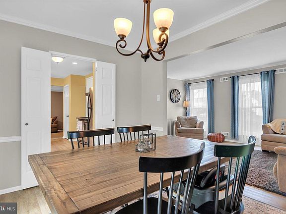 4th image of 214 Burgundy Dr