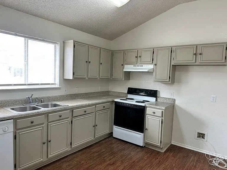 4024 Periwinkle Dr — Photo 8