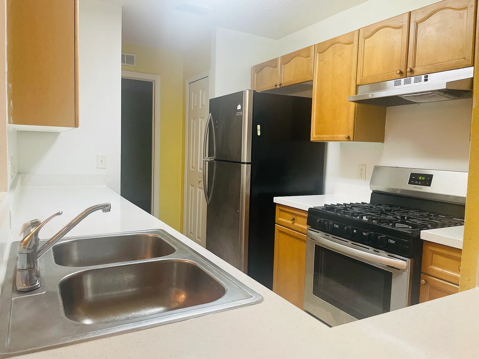 3 bed, 1076 sqft, $1,750 — Photo 4
