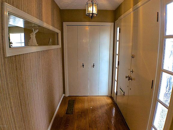 3100 Frankfort Ave - Entry