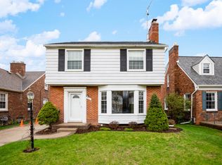 2073 Country Club Dr, Grosse Pointe Woods, MI 48236