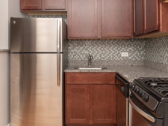 3rd image of 1347 N Dearborn St APT 208